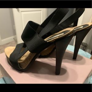 Simple Vera, black strapped heels